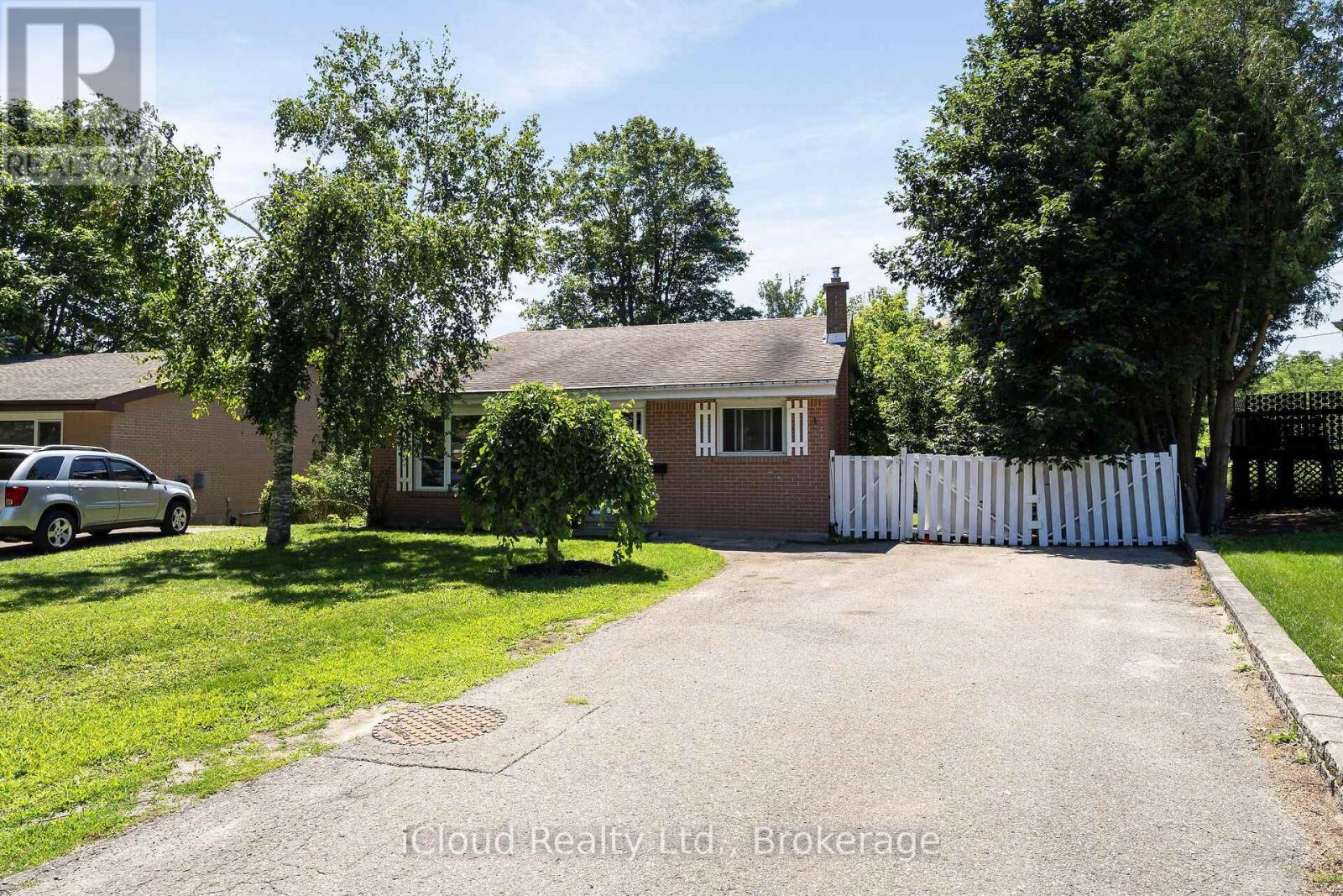 32 Mowbray Place, Halton Hills, Ontario  L7J 2J8 - Photo 2 - W13648286