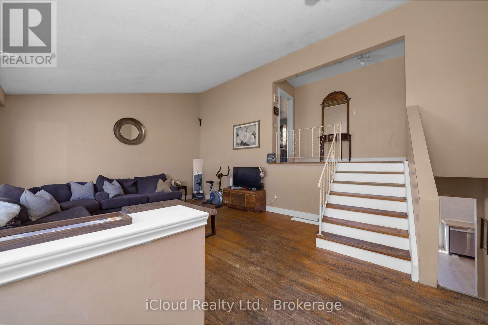 32 Mowbray Place, Halton Hills, Ontario  L7J 2J8 - Photo 4 - W13648286