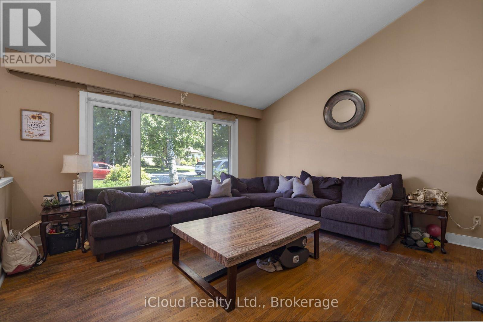 32 Mowbray Place, Halton Hills, Ontario  L7J 2J8 - Photo 6 - W13648286