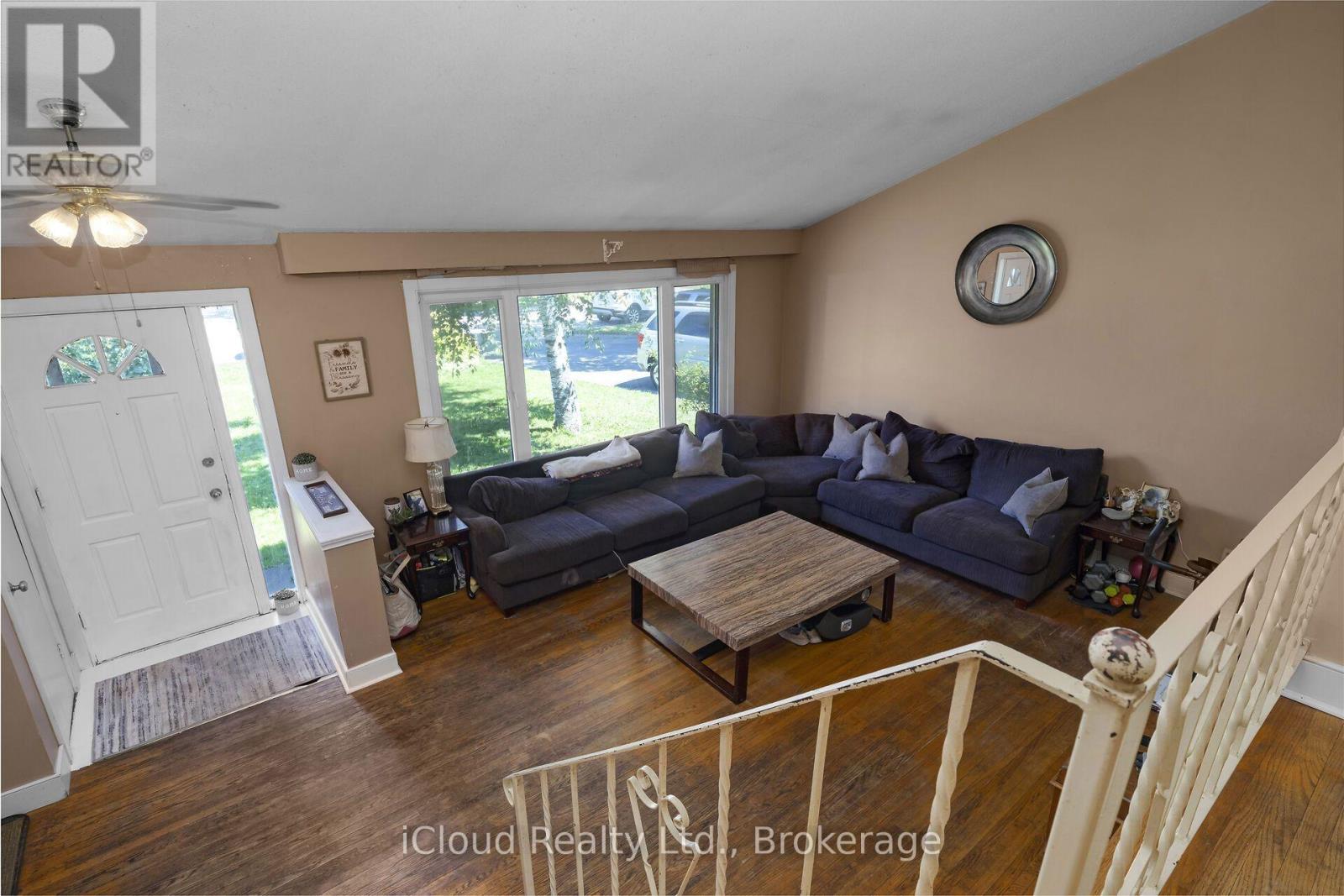 32 Mowbray Place, Halton Hills, Ontario  L7J 2J8 - Photo 8 - W13648286