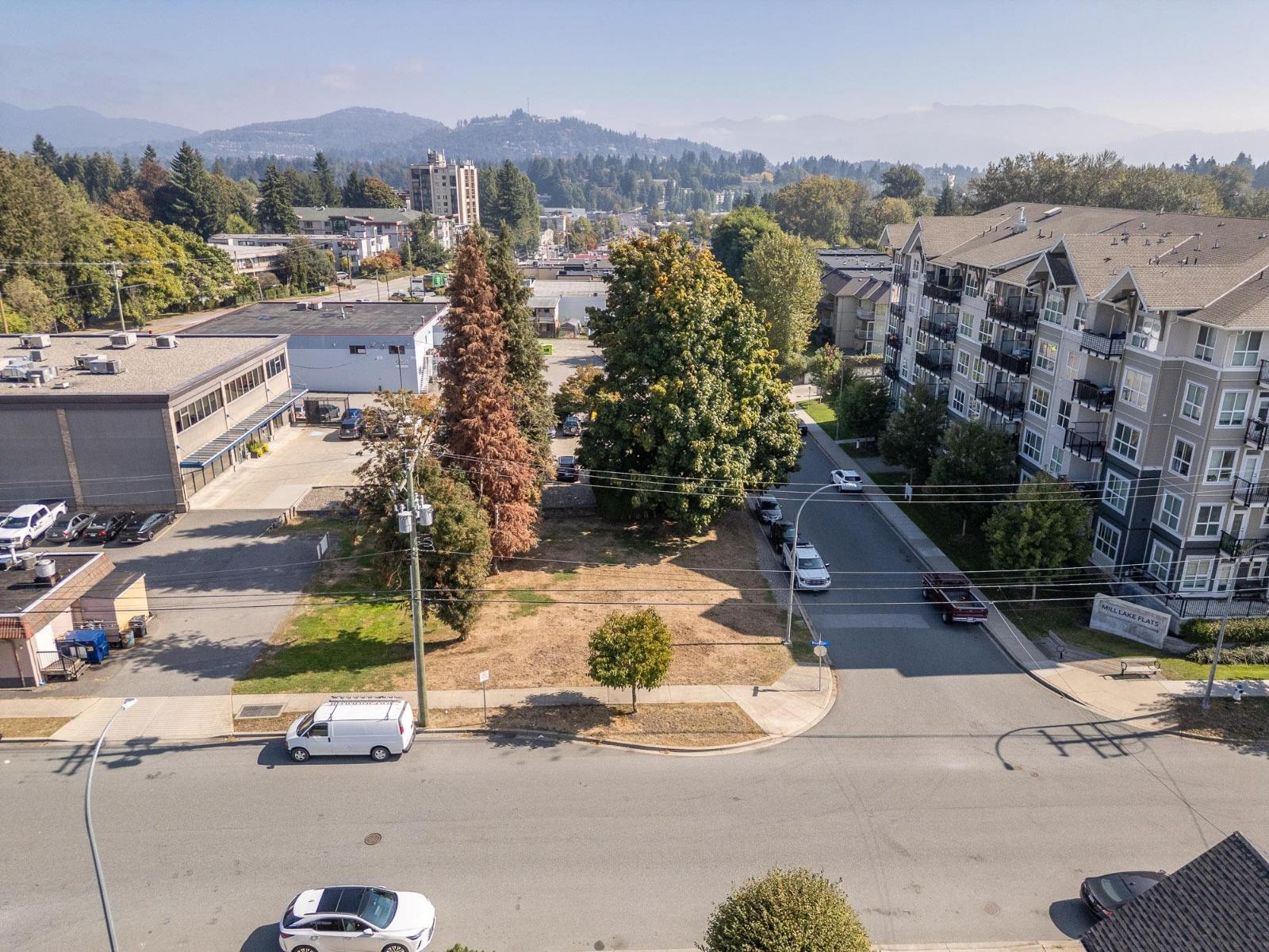 2604 E Bourquin Crescent, Abbotsford, British Columbia  V2S 1Y7 - Photo 2 - R3153203