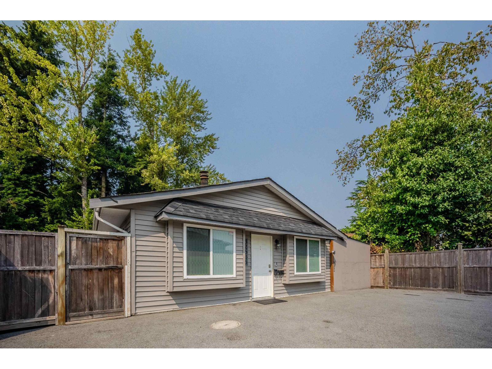 32565 George Ferguson Way, Abbotsford, British Columbia  V2T 4C8 - Photo 2 - R3152420