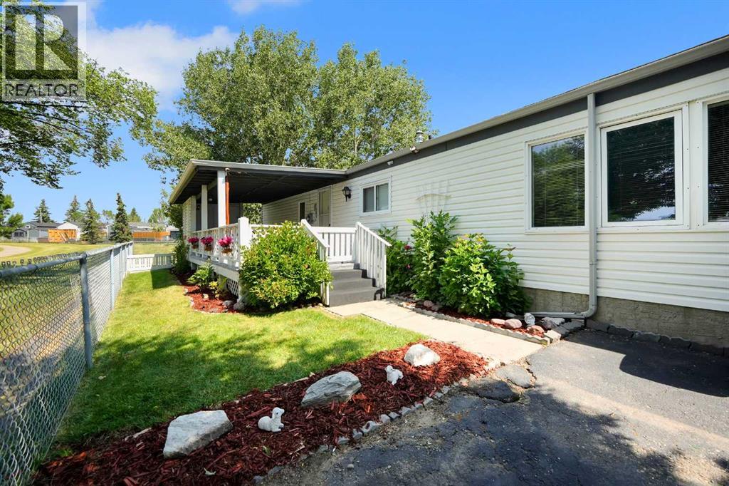 169 Erin Woods Circle SE, Calgary, Alberta  T2B 3E1 - Photo 5 - A2334682