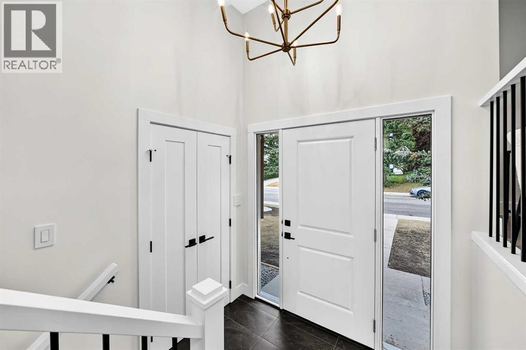 307 Silverthorn Way NW, Calgary, Alberta  T3B 4E8 - Photo 4 - A2335043