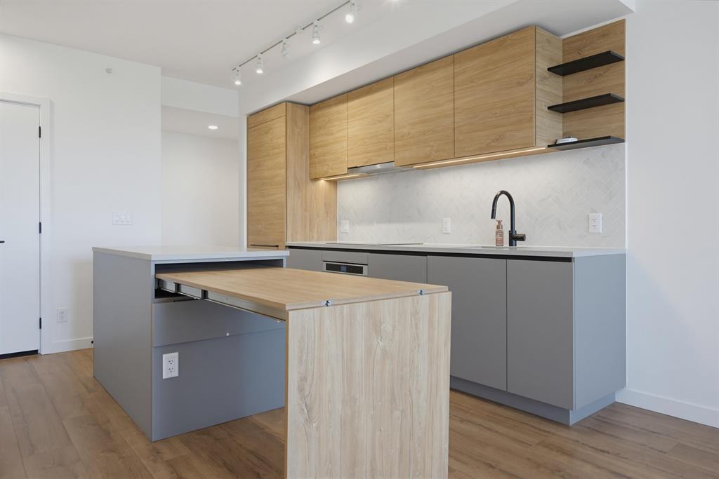 15XX 13428 105 AVENUE, Surrey, British Columbia