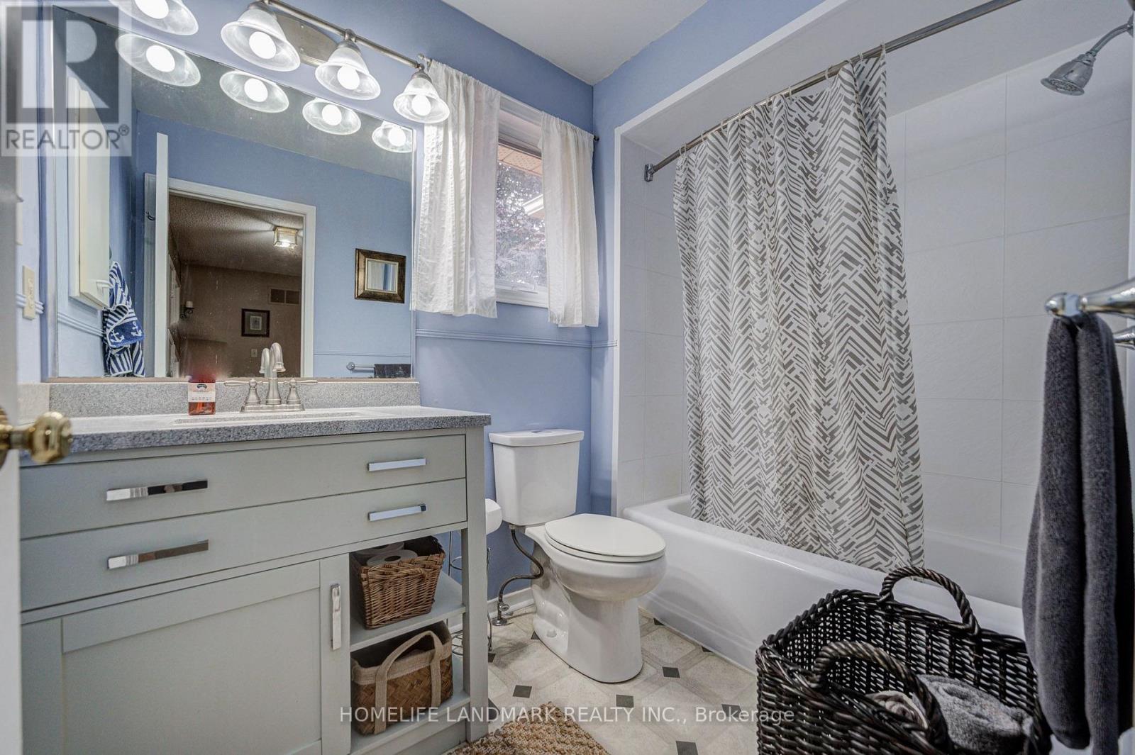 8 Closs Square, Aurora, Ontario  L4G 5H7 - Photo 11 - N13648488