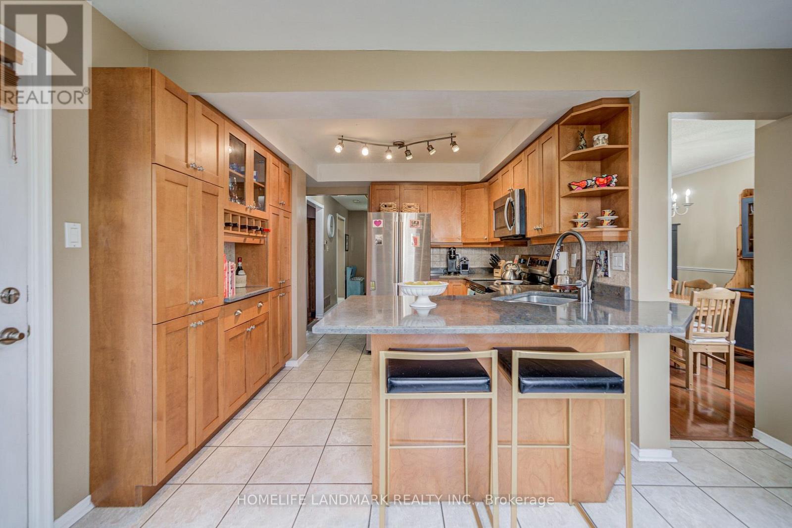 8 Closs Square, Aurora, Ontario  L4G 5H7 - Photo 4 - N13648488