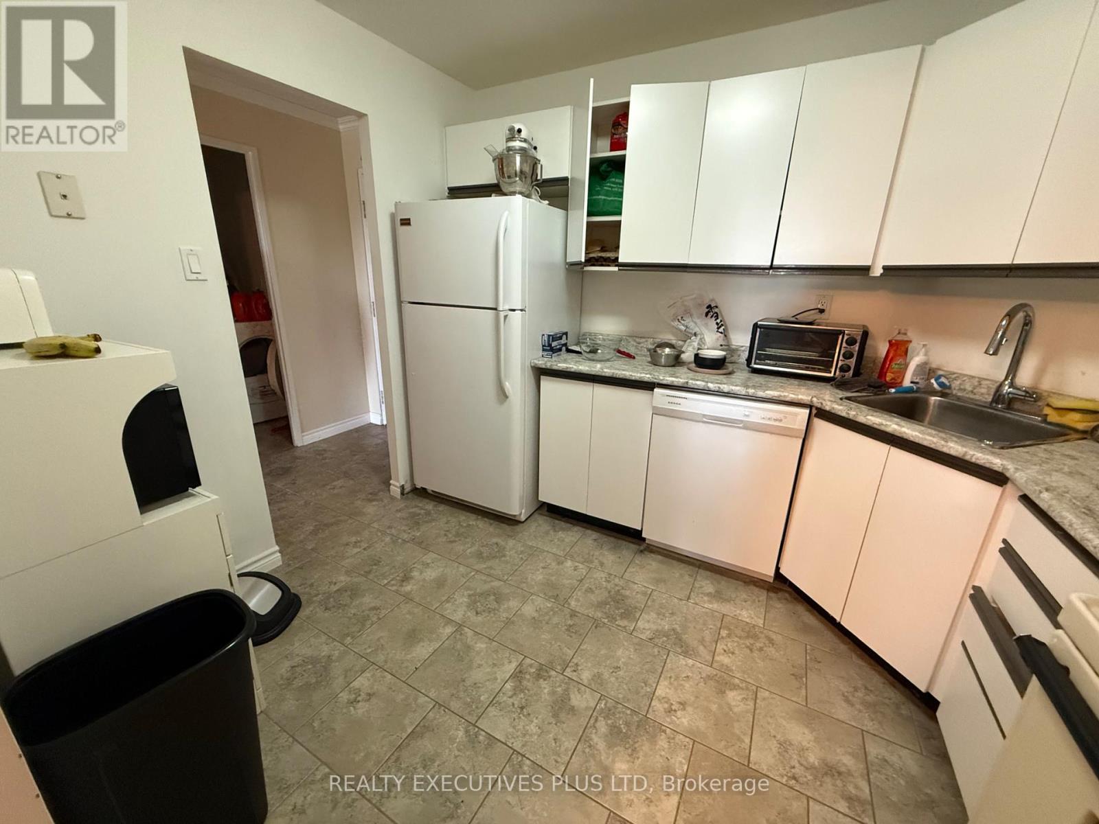 806 - 858 COMMISSIONERS ROAD E
