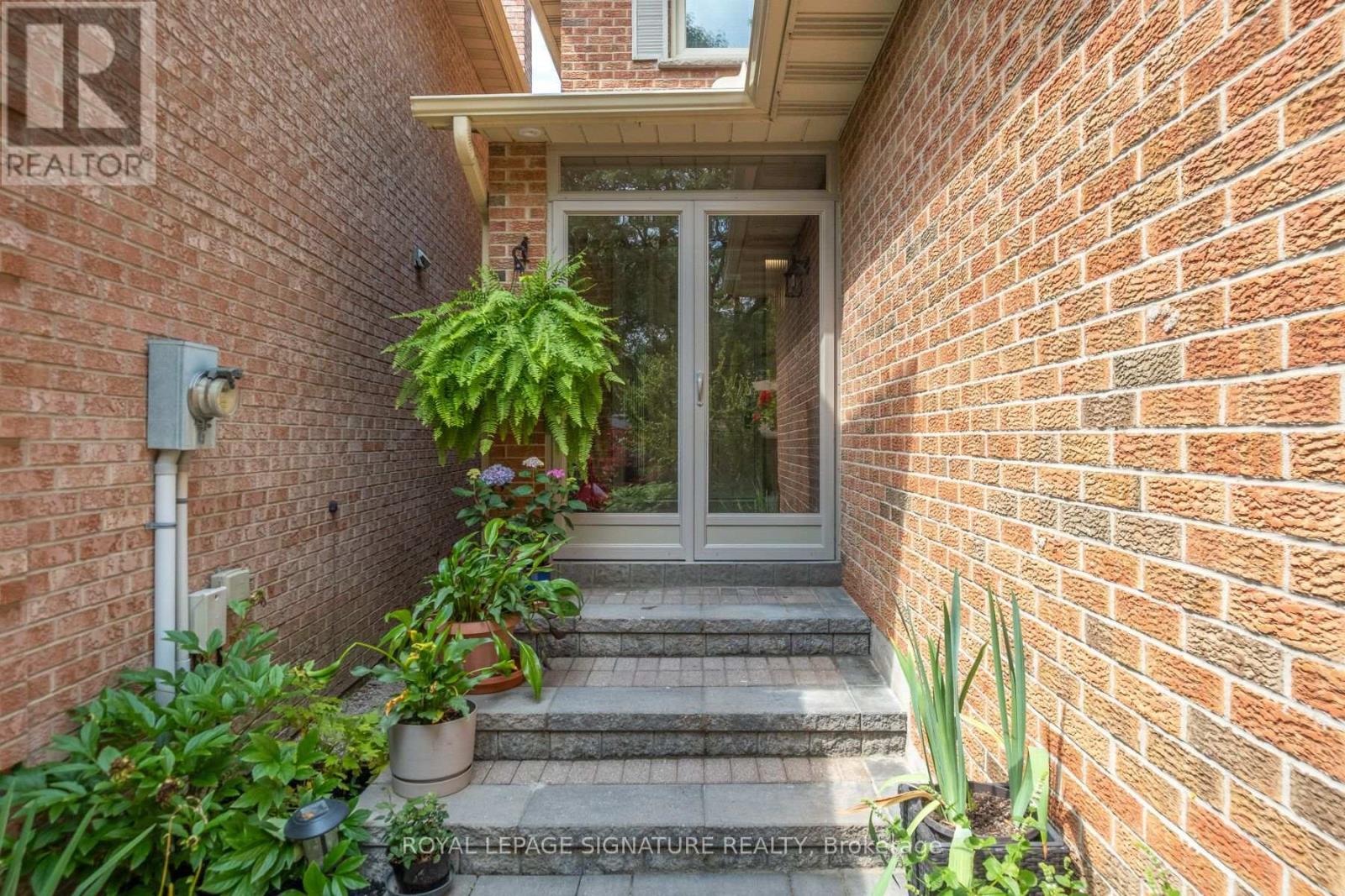 32 Richwood Drive, Markham, Ontario  L3P 3Y6 - Photo 4 - N13648636