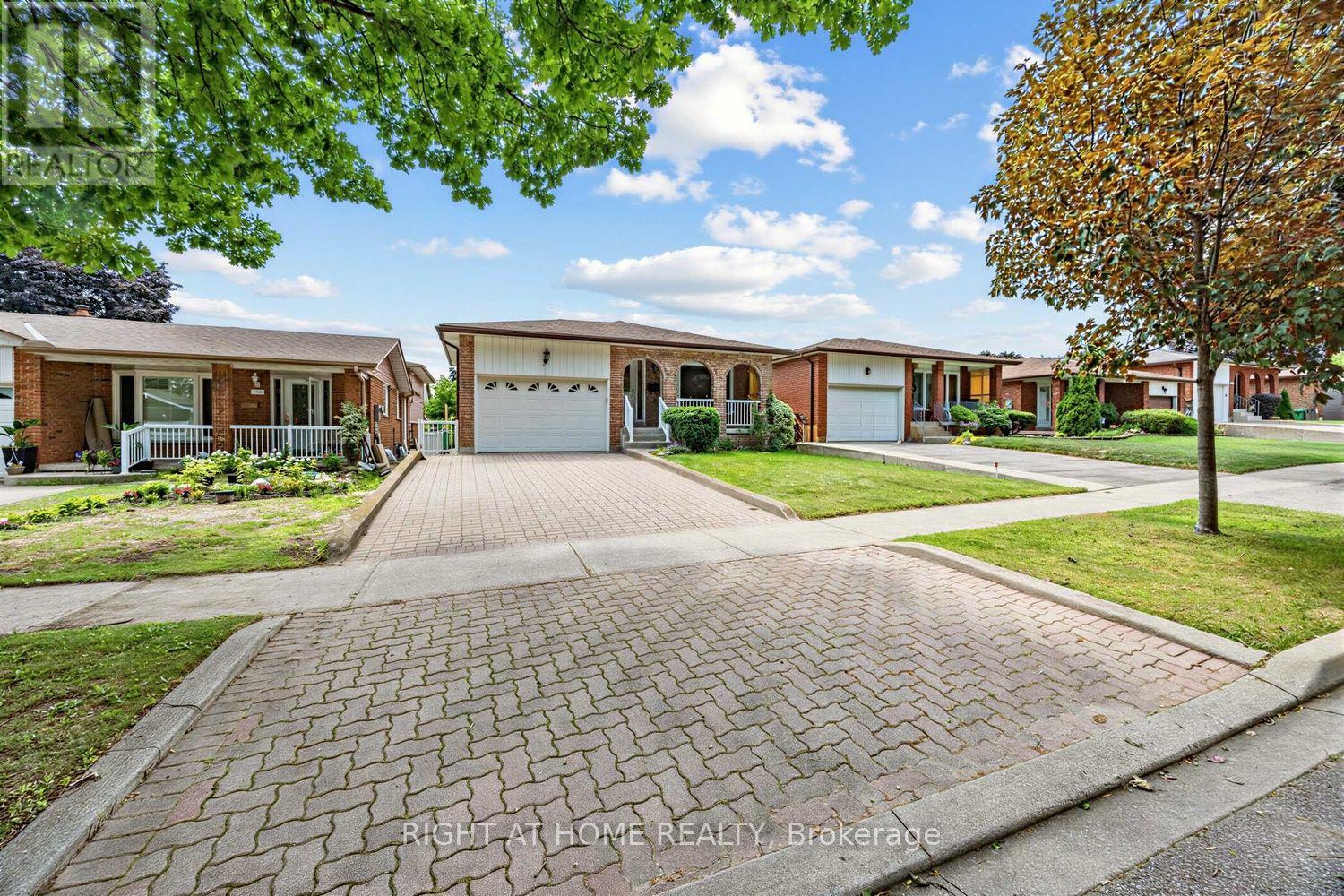 3126 Mccarthy Court, Mississauga, Ontario  L4Y 3Z5 - Photo 1 - W13648660