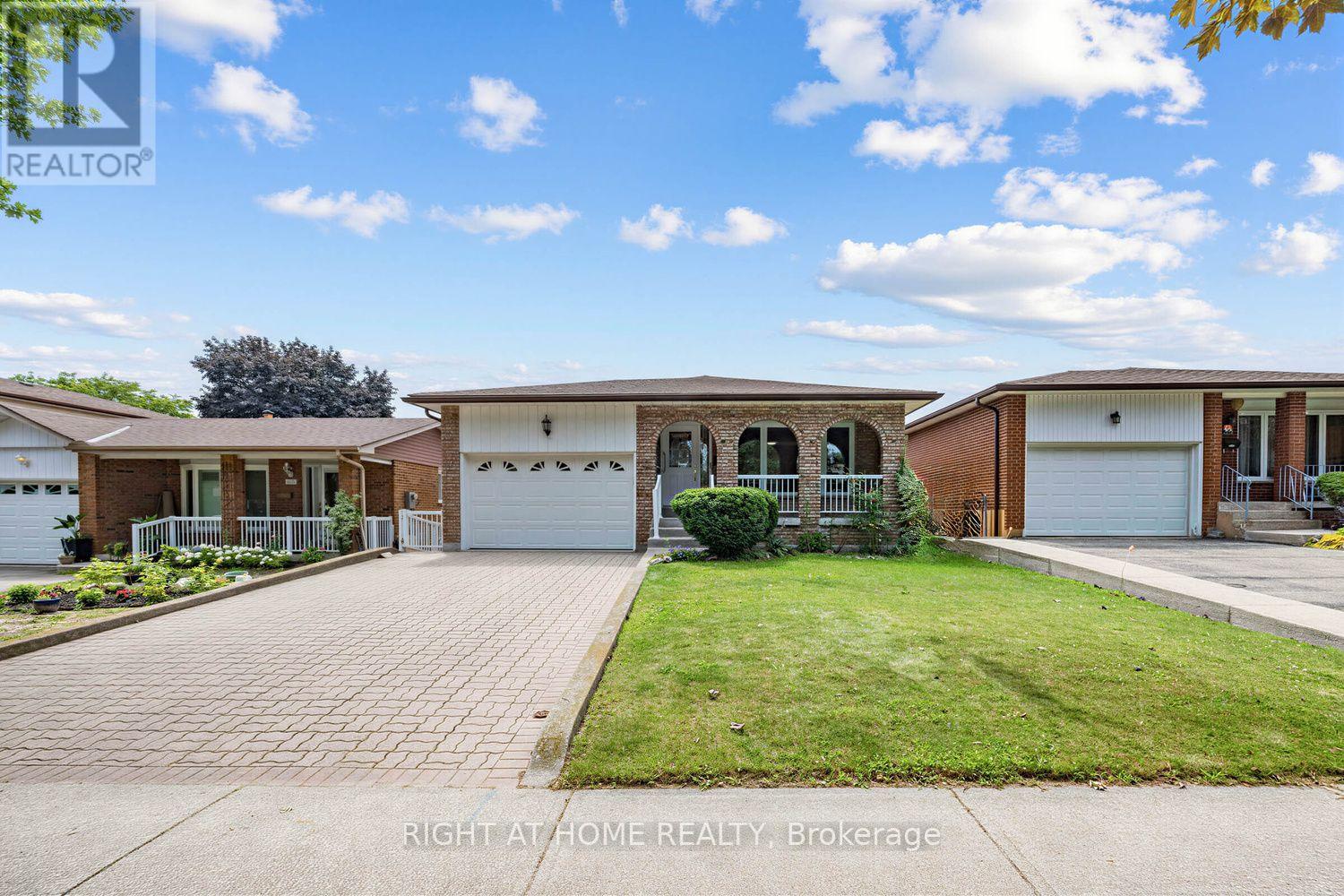 3126 Mccarthy Court, Mississauga, Ontario  L4Y 3Z5 - Photo 2 - W13648660