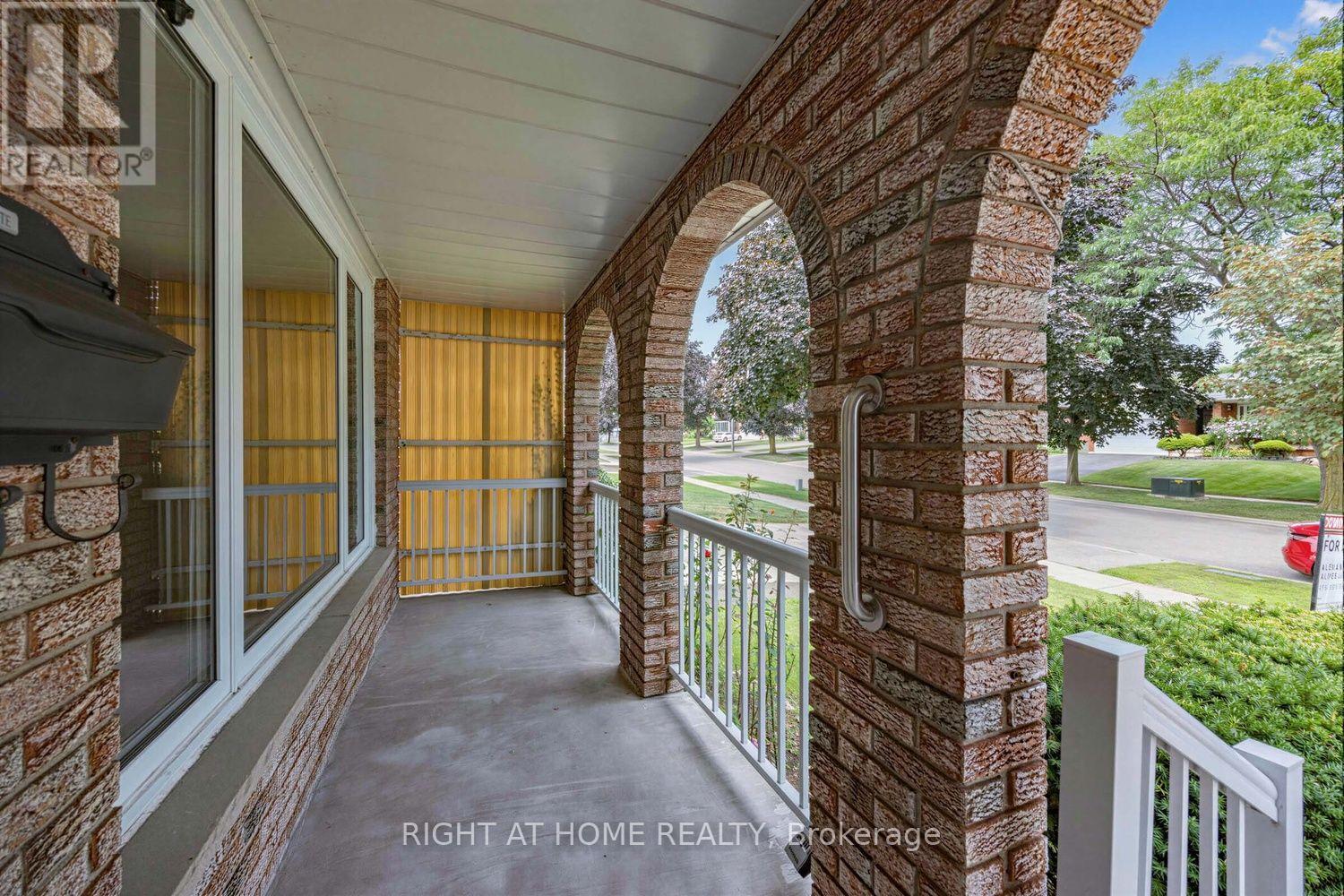3126 Mccarthy Court, Mississauga, Ontario  L4Y 3Z5 - Photo 4 - W13648660