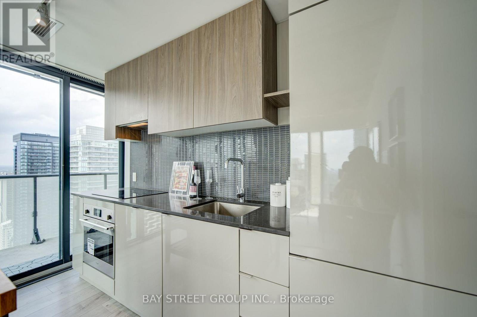 3303 - 161 Roehampton Avenue, Toronto, Ontario  M4P 0C8 - Photo 10 - C13648698