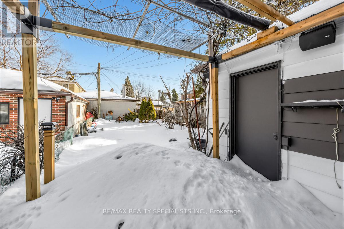 Main & 2nd - 1035 Briar Hill Avenue, Toronto, Ontario  M6B 1M6 - Photo 32 - W13167330