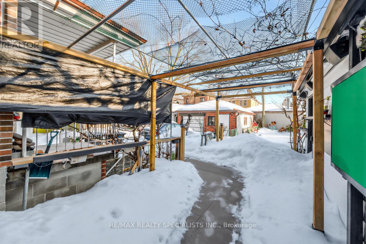 Main & 2nd - 1035 Briar Hill Avenue, Toronto, Ontario  M6B 1M6 - Photo 31 - W13167330
