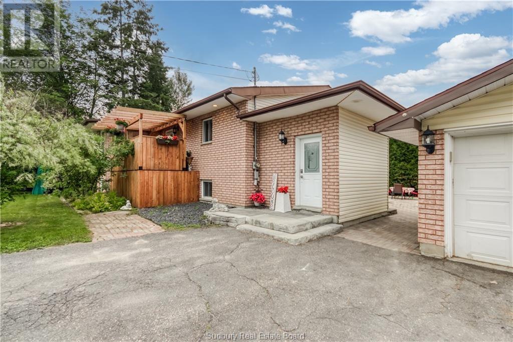1825 Mccrea Heights Avenue, Val Caron, Ontario  P3N 1M5 - Photo 3 - 2129682
