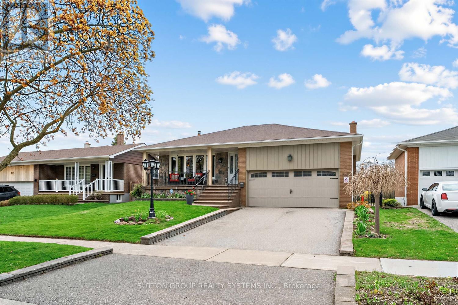 228 Chantenay Drive, Mississauga, Ontario  L5A 1E4 - Photo 2 - W13648736