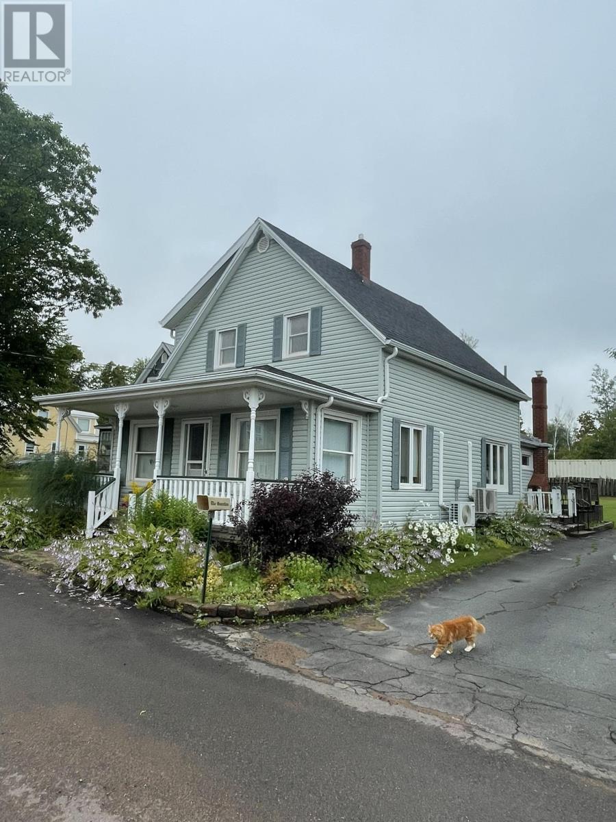 10 Ross Street, Mount Stewart, Prince Edward Island  C0A 1T0 - Photo 3 - 202619894