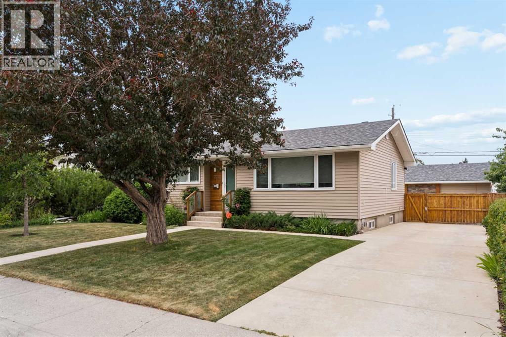 27 Gateway Drive SW, Calgary, Alberta  T3E 4J8 - Photo 2 - A2335065