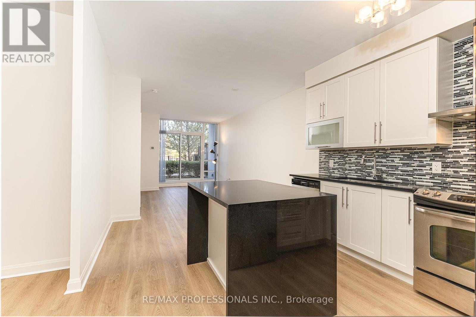 101 - 1 Michael Power Place, Toronto, Ontario  M9A 0A1 - Photo 3 - W13121348