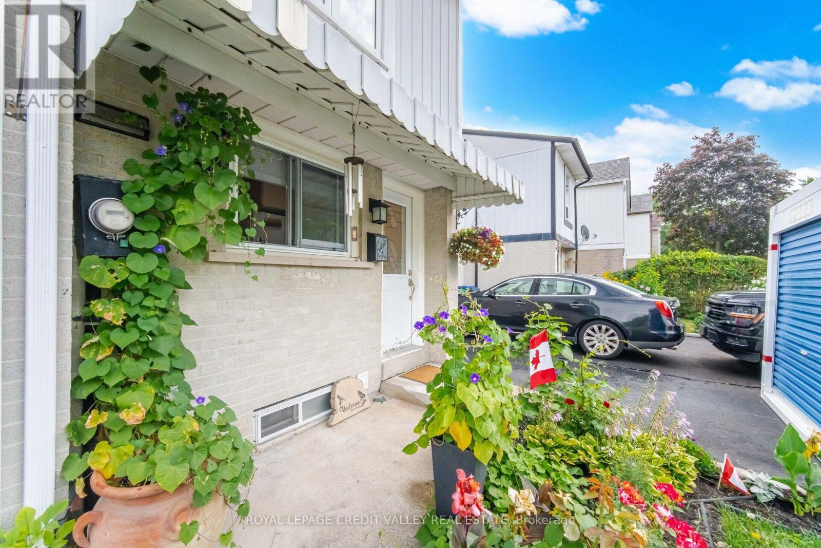 10 Gladstone Square, Brampton, Ontario  L6S 2H5 - Photo 2 - W13647276