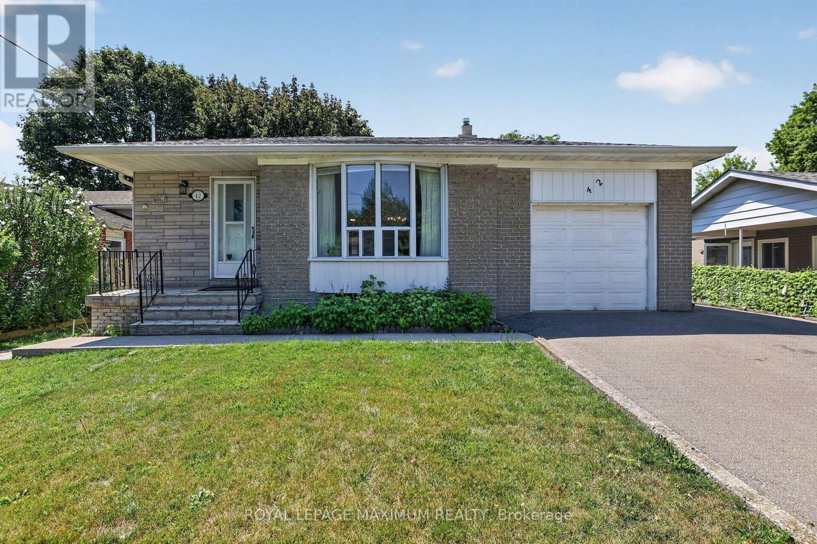 <div class="slider-price">$949,000</div><p>42 Pergola Road, Toronto, Ontario</p>
