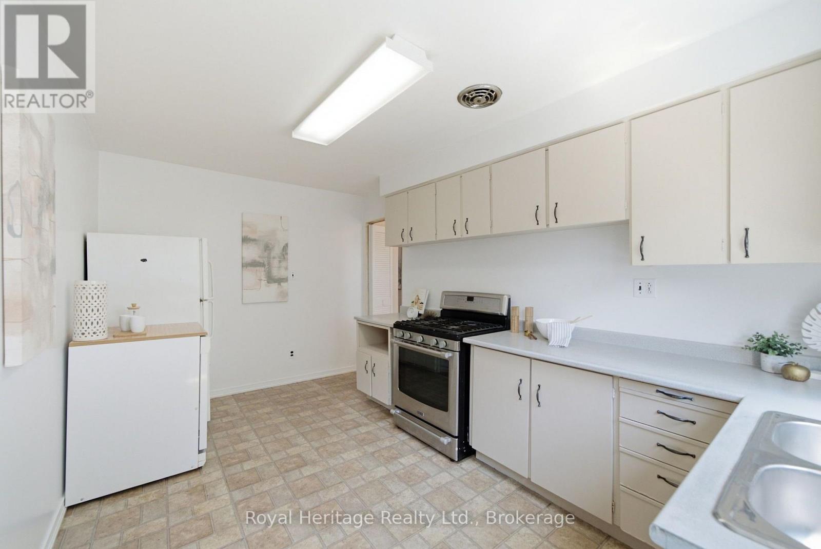 352 Vancouver Crescent, Oshawa, Ontario  L1J 5X9 - Photo 12 - E13649034