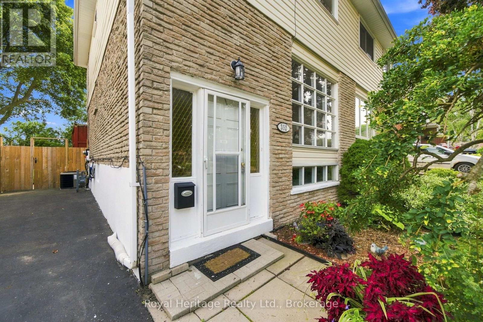 352 Vancouver Crescent, Oshawa, Ontario  L1J 5X9 - Photo 3 - E13649034