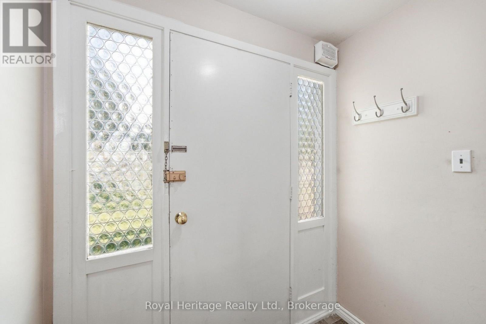 352 Vancouver Crescent, Oshawa, Ontario  L1J 5X9 - Photo 4 - E13649034