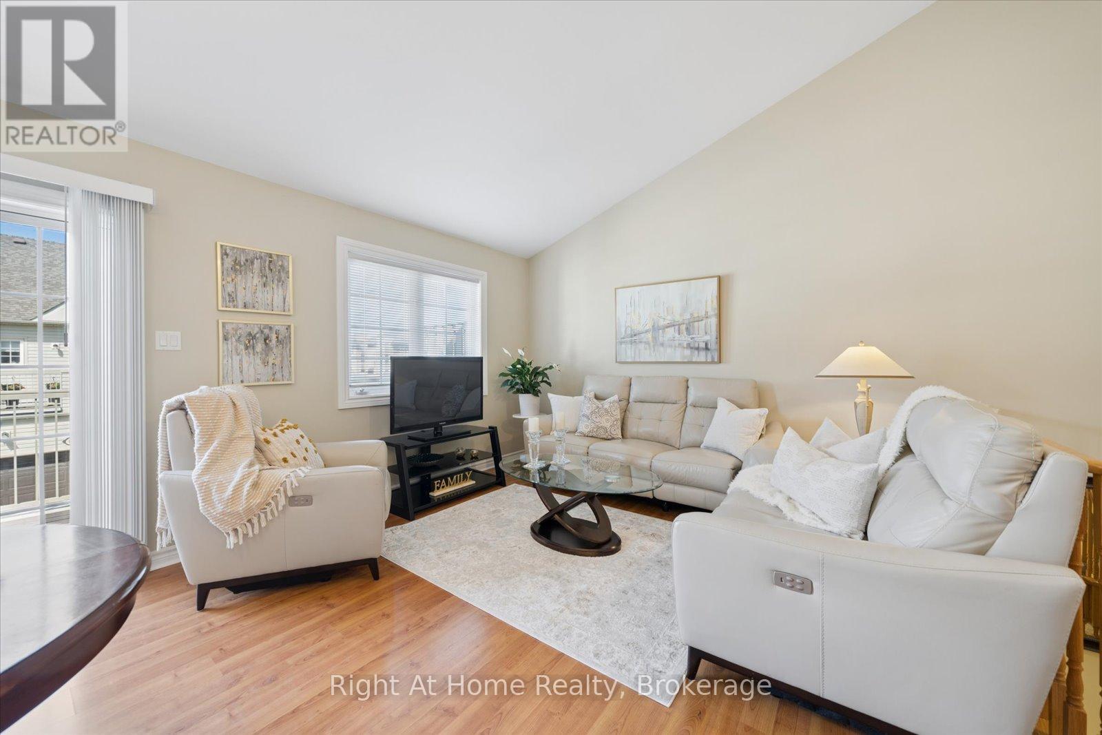 17 Wicker Park Way, Whitby, Ontario L1R 0C8 - Photo 4 - E13649254