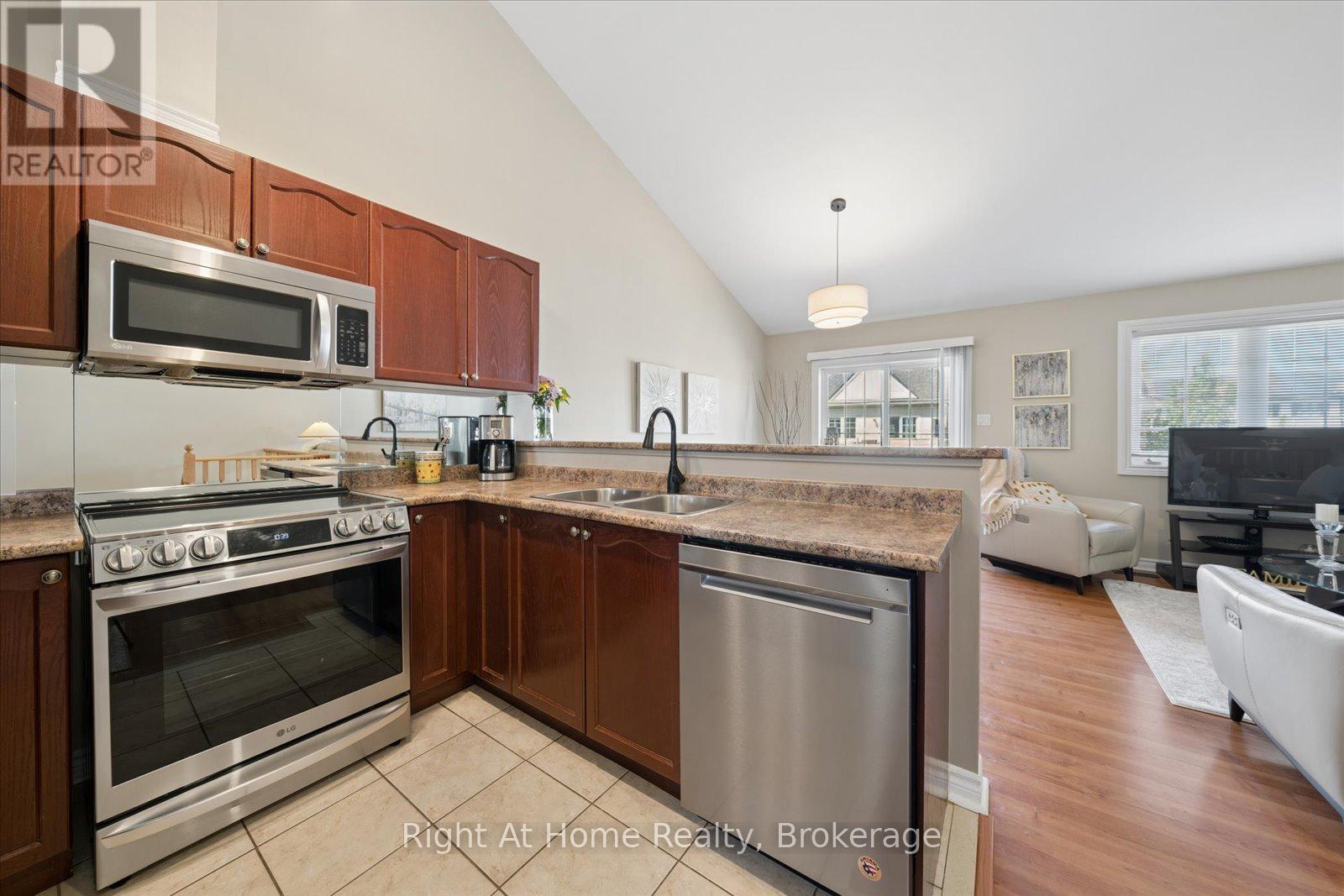 17 Wicker Park Way, Whitby, Ontario L1R 0C8 - Photo 6 - E13649254