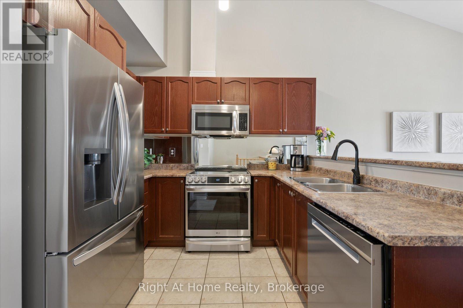 17 Wicker Park Way, Whitby, Ontario L1R 0C8 - Photo 7 - E13649254