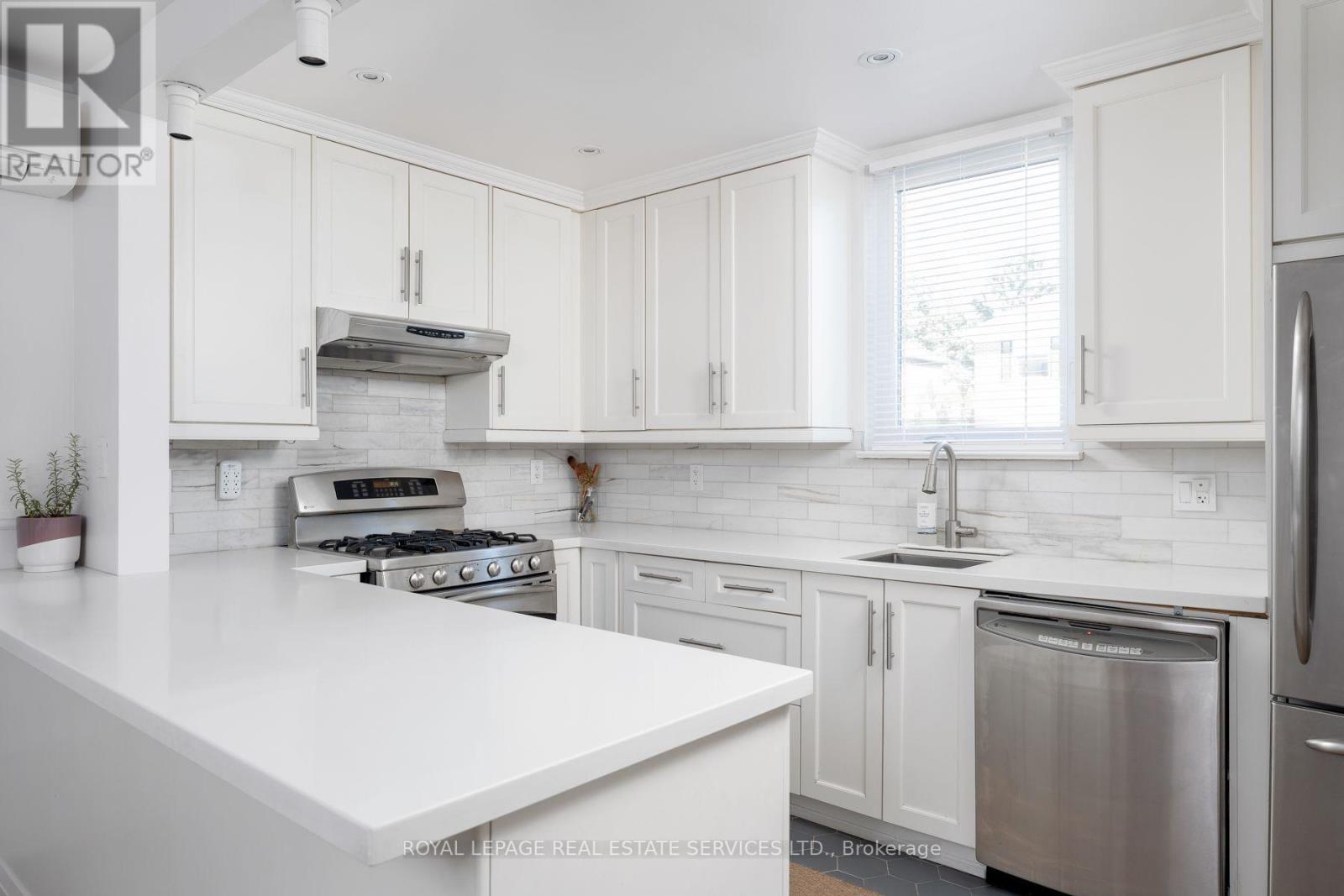 272 Rumsey Road, Toronto, Ontario  M4G 1P9 - Photo 20 - C13649042