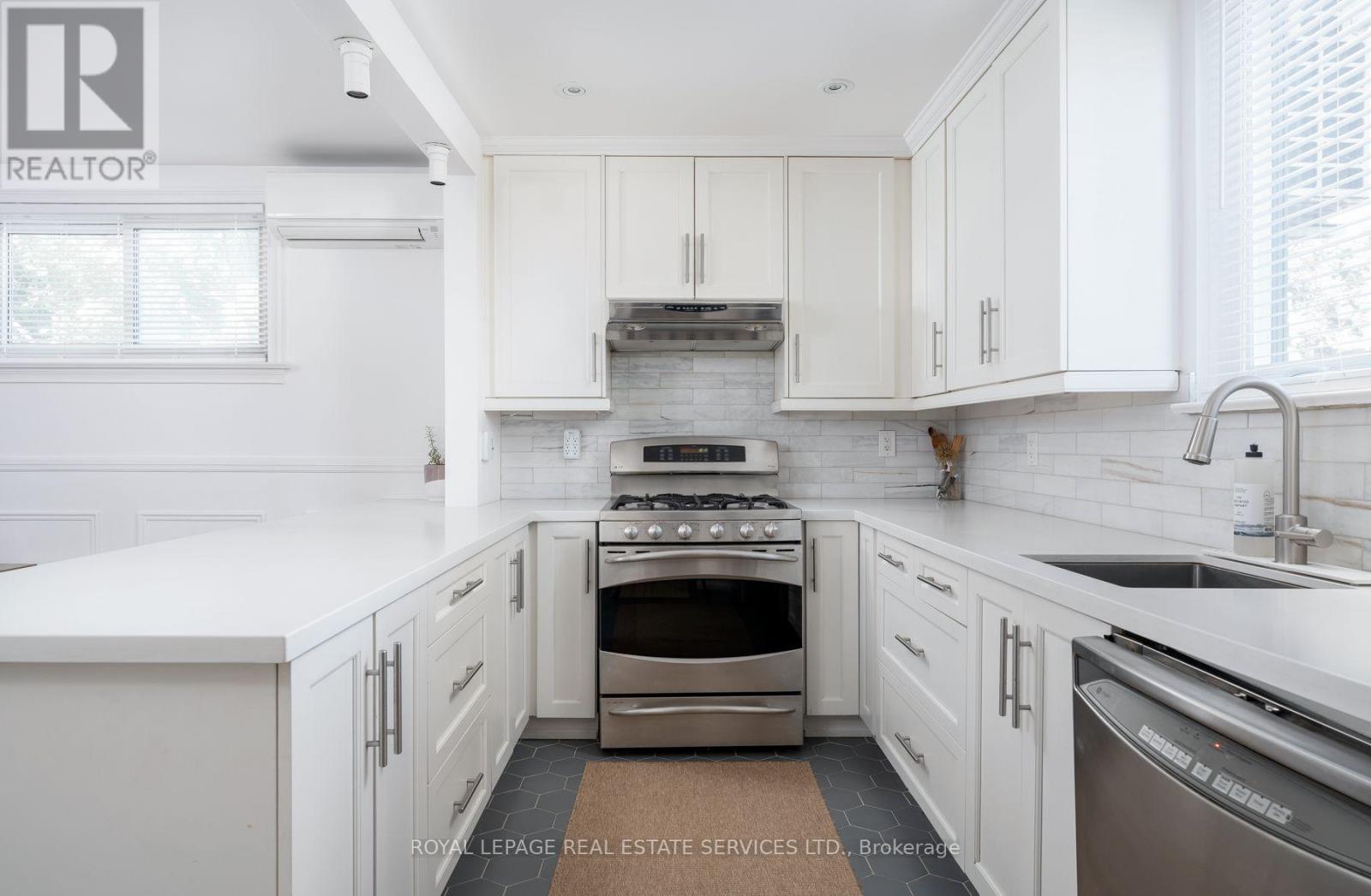 272 Rumsey Road, Toronto, Ontario  M4G 1P9 - Photo 21 - C13649042