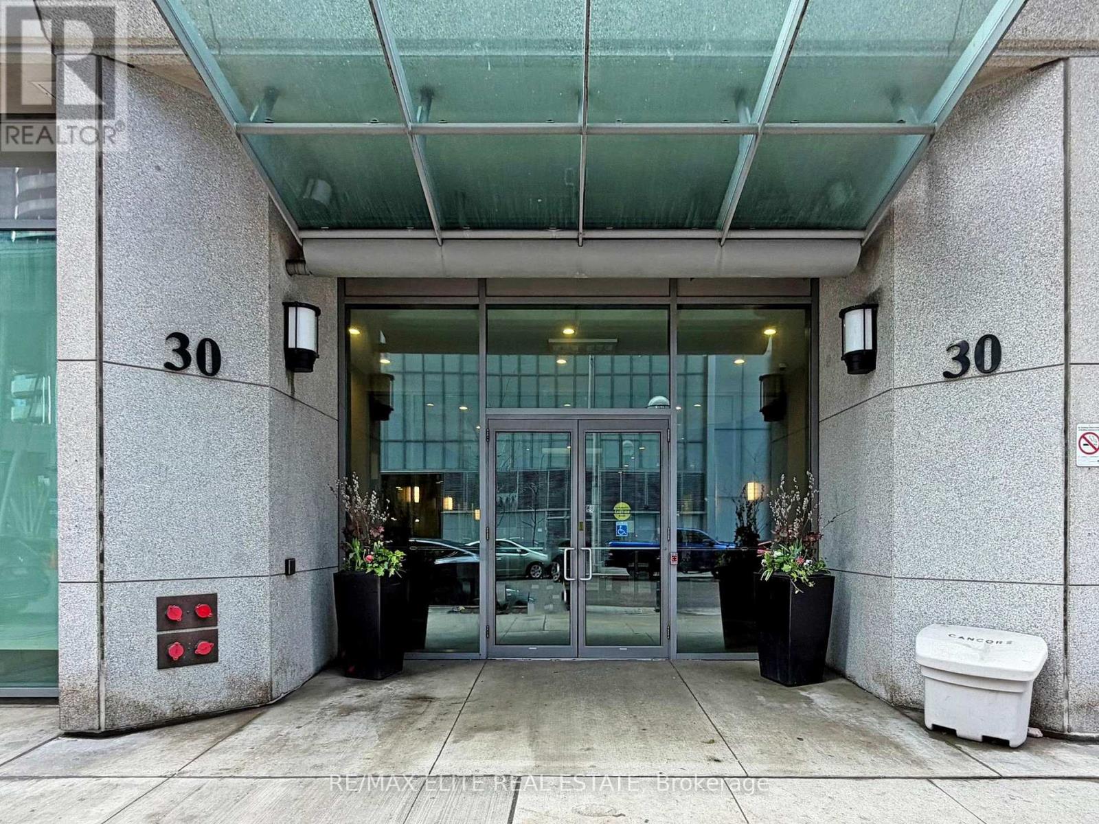 1806 - 30 Grand Trunk Crescent, Toronto, Ontario  M5J 3A4 - Photo 2 - C13649192