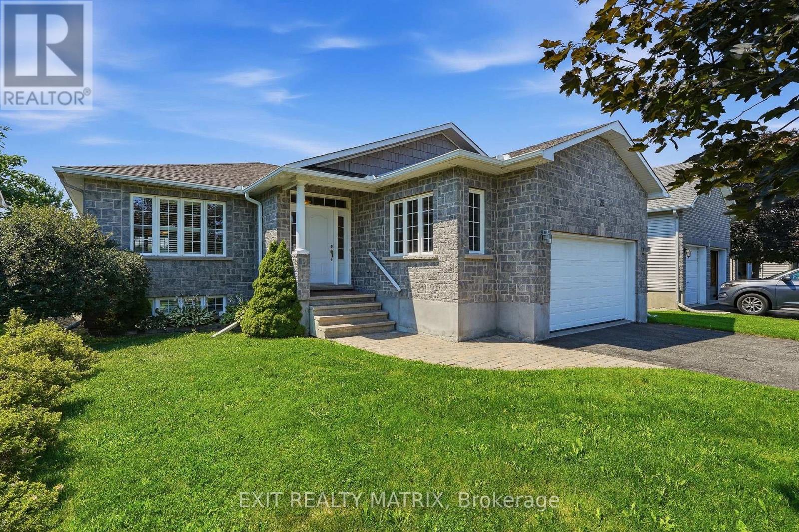 28 STATION TRAIL STREET, Russell, Ontario