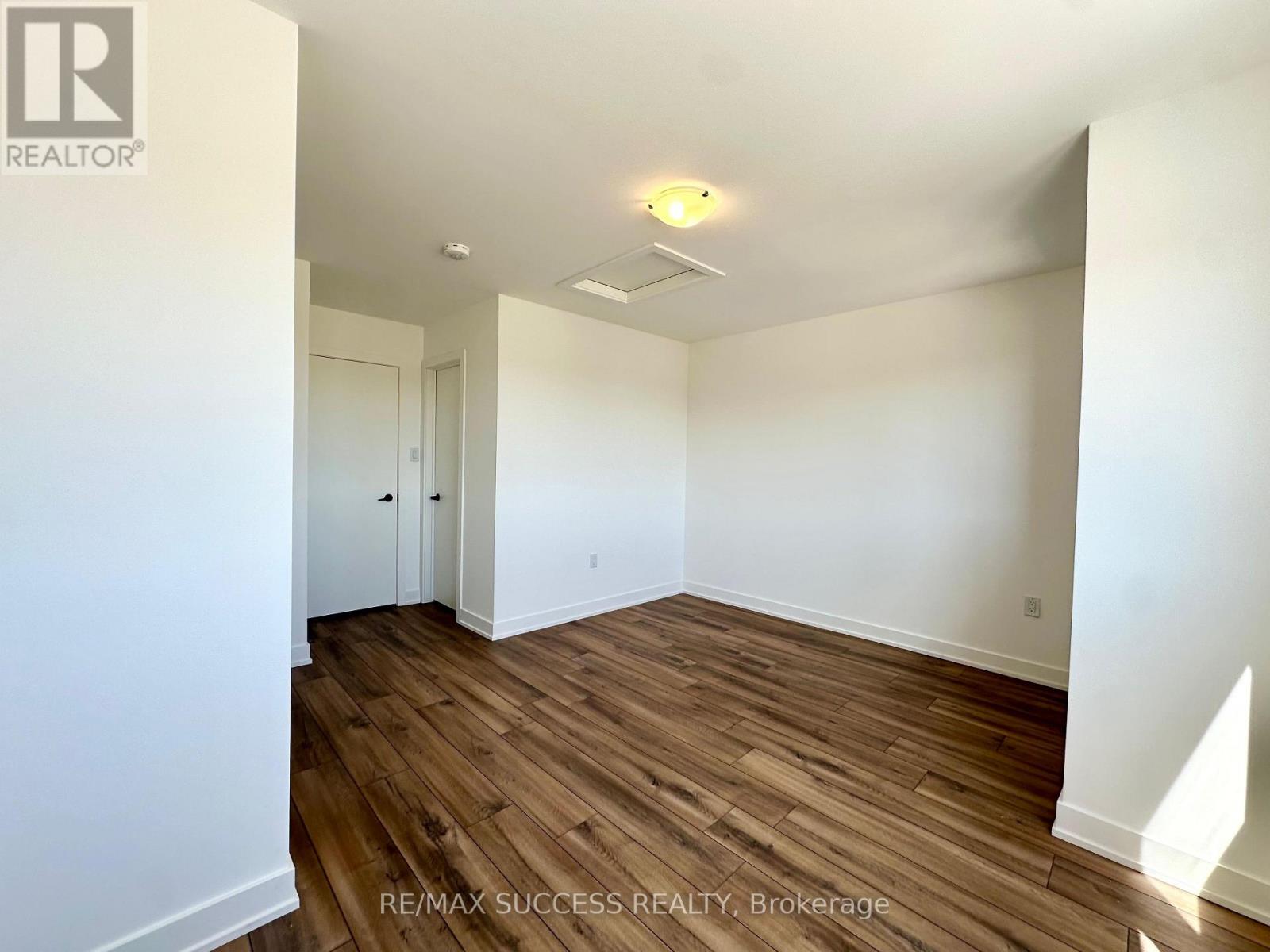 49 Flan Boulevard, Barrie, Ontario L9J 0E1 - Photo 2 - S13649310