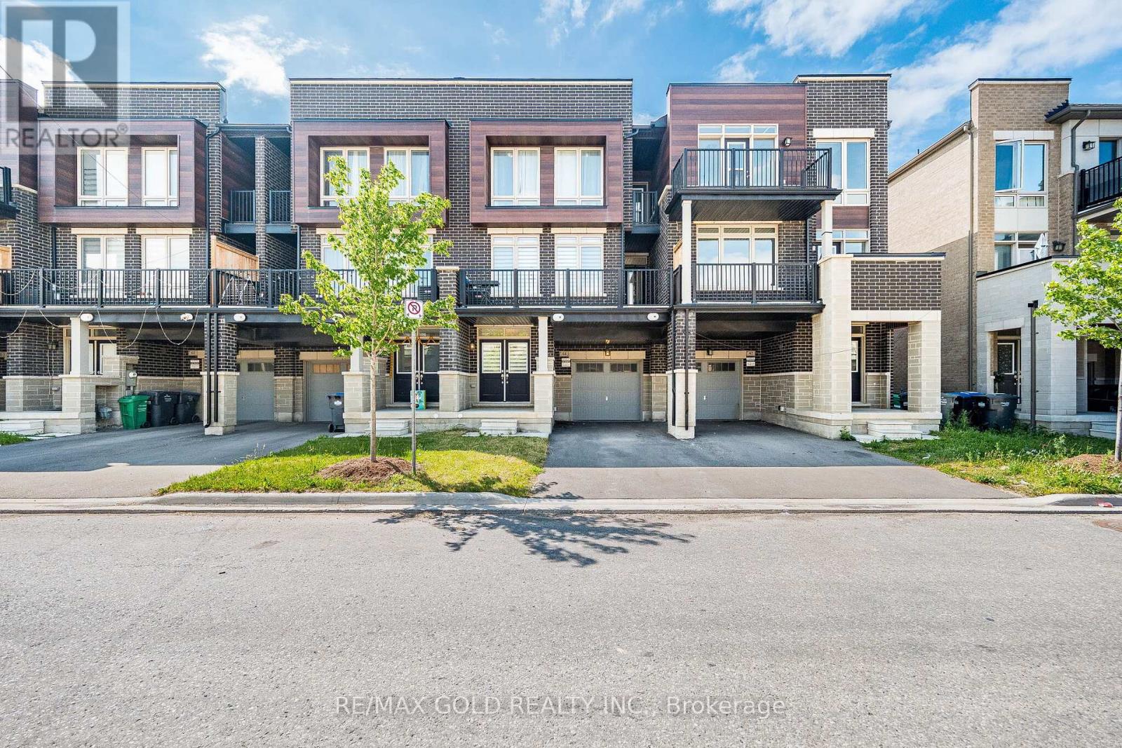 44 Donald Ficht Crescent, Brampton, Ontario  L7A 5H6 - Photo 2 - W13649038