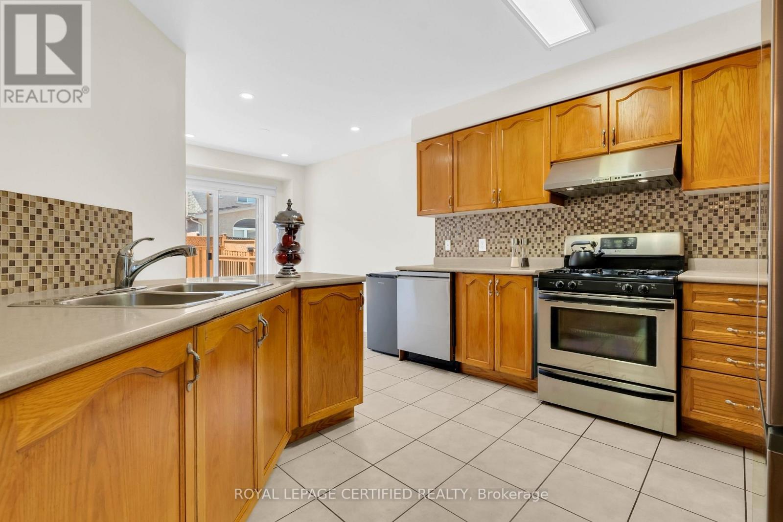 13 Heartleaf Crescent, Brampton, Ontario  L7A 2B9 - Photo 12 - W13649154