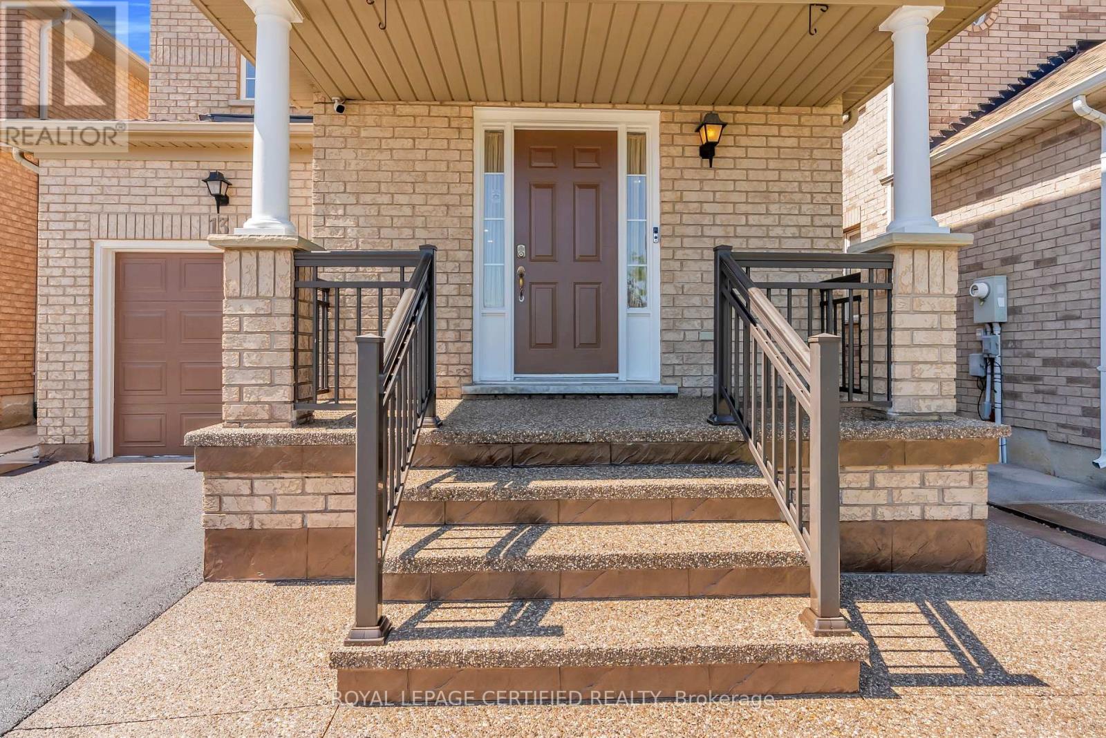 13 Heartleaf Crescent, Brampton, Ontario  L7A 2B9 - Photo 3 - W13649154