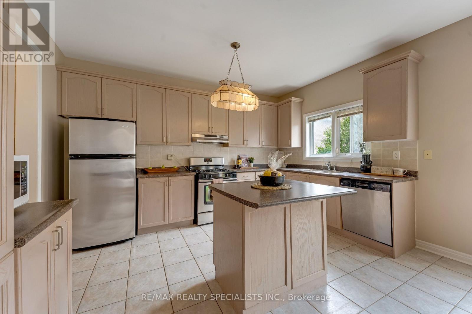 59 Masters Green Crescent, Brampton, Ontario  L7A 3K6 - Photo 7 - W13647088