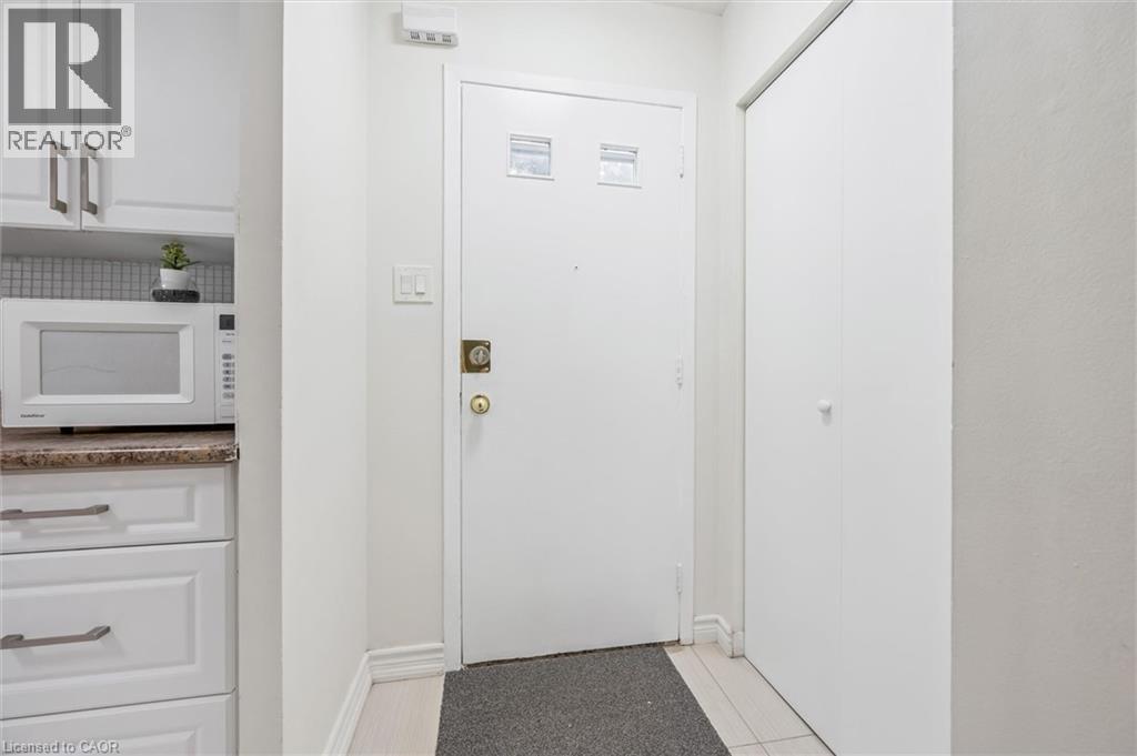 178 Westcourt Place, Waterloo, Ontario N2L 2R7 - Photo 4 - 40854013