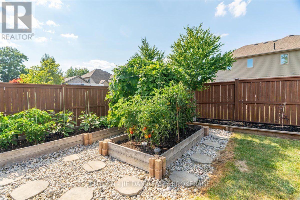 1304 Eagletrace Drive, London North, Ontario  N6G 0E9 - Photo 35 - X13649392