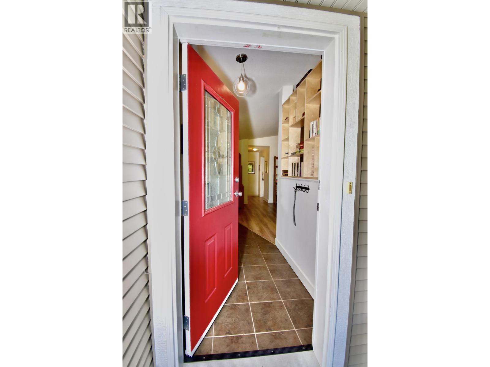 6315 Tower Road, Sechelt, British Columbia  V7Z 0T7 - Photo 4 - R3153651