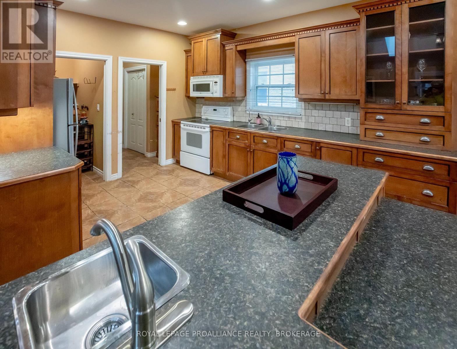 1098 Coverdale Drive, Kingston, Ontario  K7M 8X7 - Photo 5 - X13649382