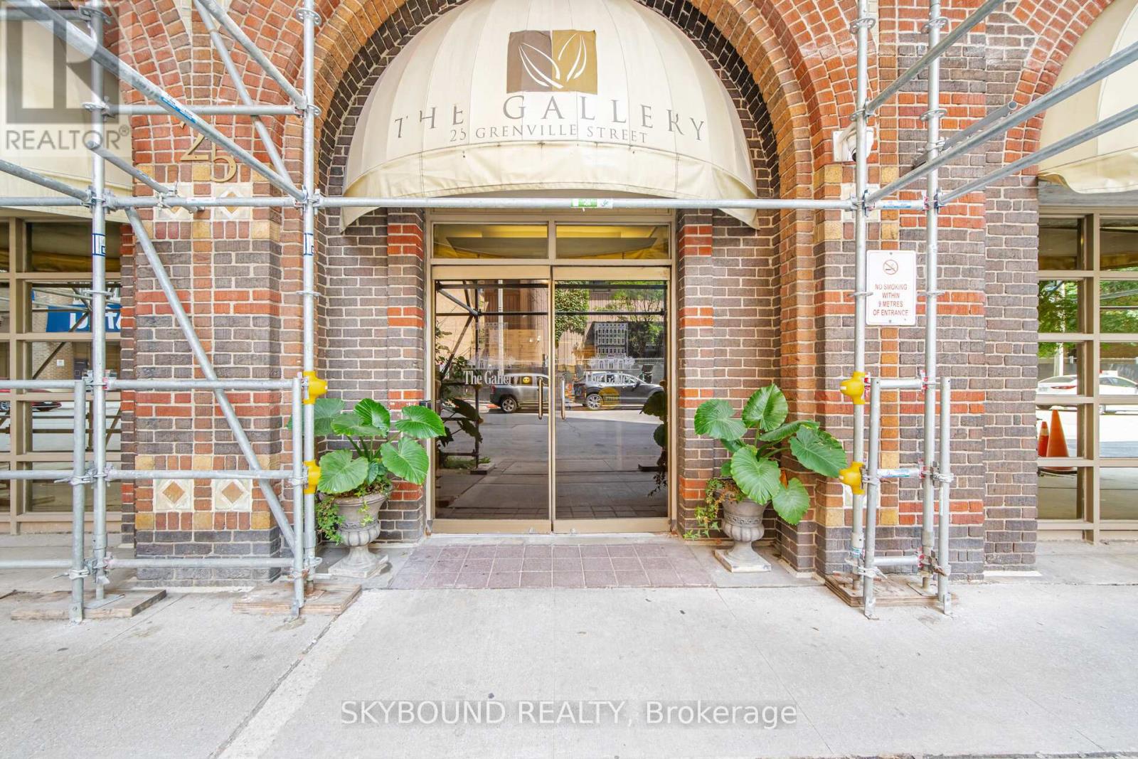 1605 - 25 Grenville Street, Toronto, Ontario  M4Y 2X5 - Photo 2 - C13649466