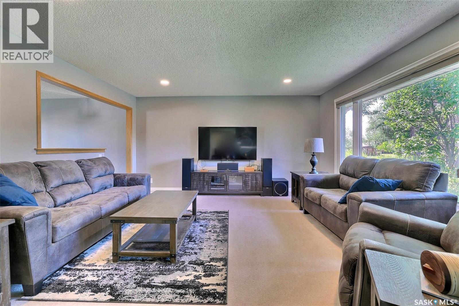 275 Rodenbush Drive, Regina, Saskatchewan  S4R 6X1 - Photo 4 - SK044852
