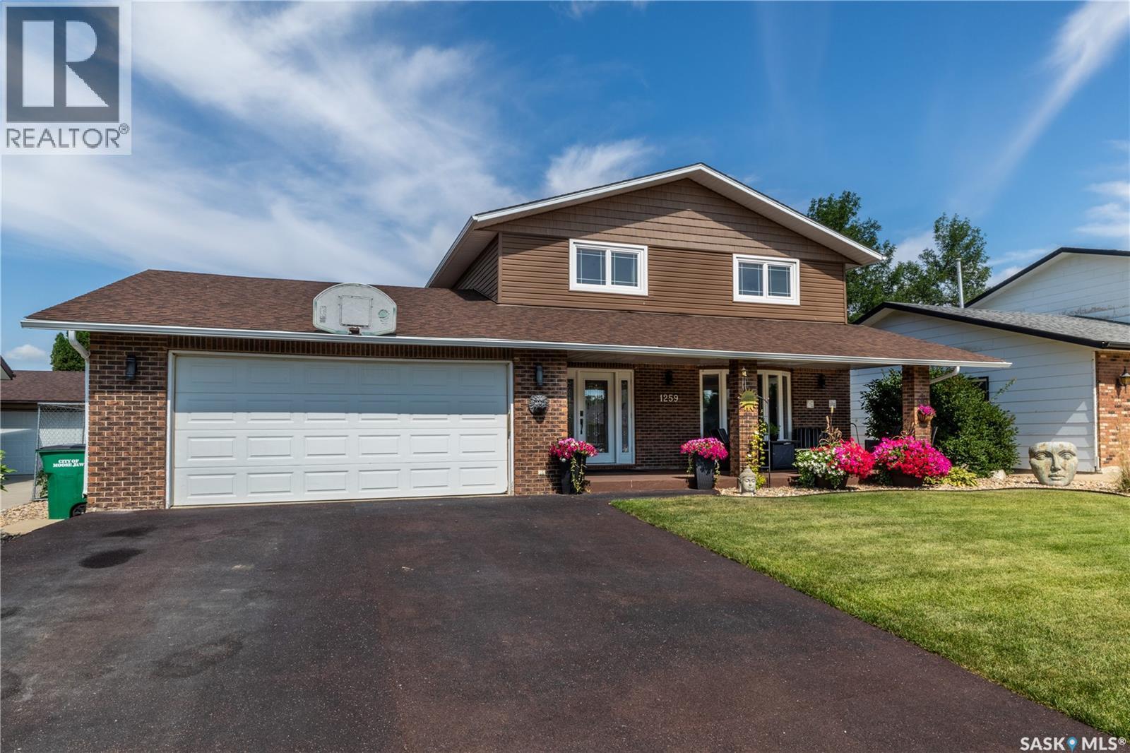 1259 Maybery Crescent, Moose Jaw, Saskatchewan  S6H 6X7 - Photo 2 - SK044648