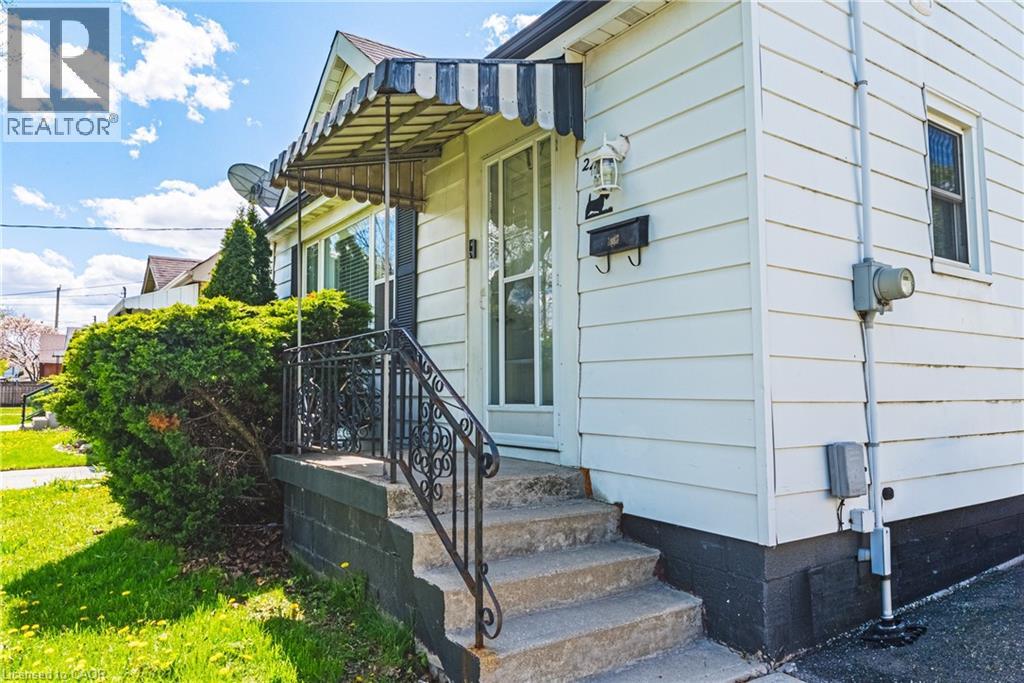 242 East 43rd Street, Hamilton, Ontario  L8T 3C5 - Photo 4 - 40828499