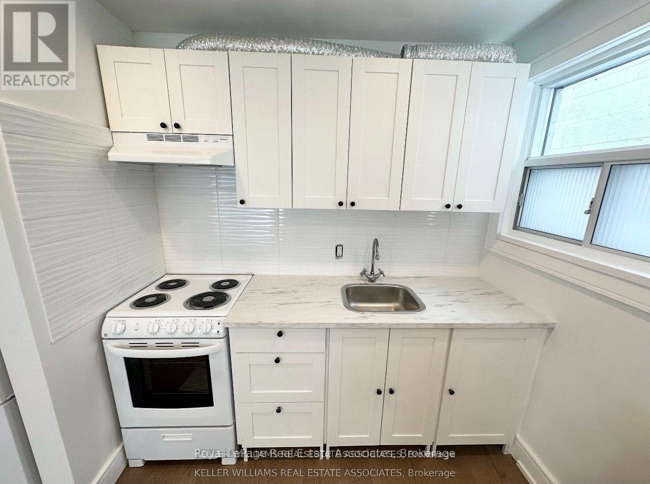 4 - 237 Lakeshore Road E, Mississauga, Ontario  L5G 1G8 - Photo 2 - W13649816